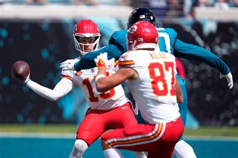 Chiefs overcome early mistakes in 17-9 win over Jaguars